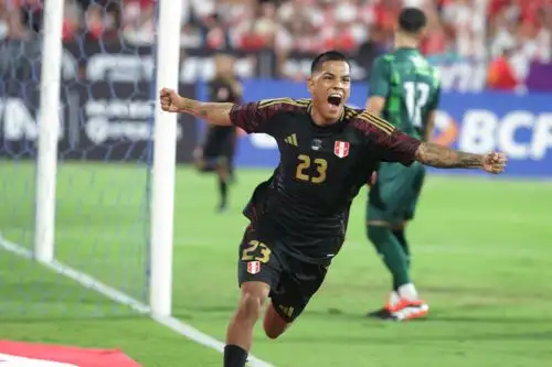 El jugador Joao Grimaldo de la selección peruana celebra su gol, anotado ante la Selección de Nicaragua, en un partido amistoso que se disputa en el estadio Alejandro Villanueva de La Victoria. Foto: ANDINA/Andrés Valle