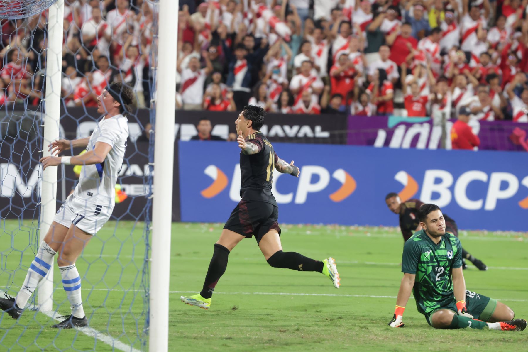 El jugador Gianluca Lapadula de la selección peruana celebra su gol, anotado ante la Selección de Nicaragua, en un partido amistoso que se disputa en el estadio Alejandro Villanueva de La Victoria. Foto: ANDINA/Andrés Valle