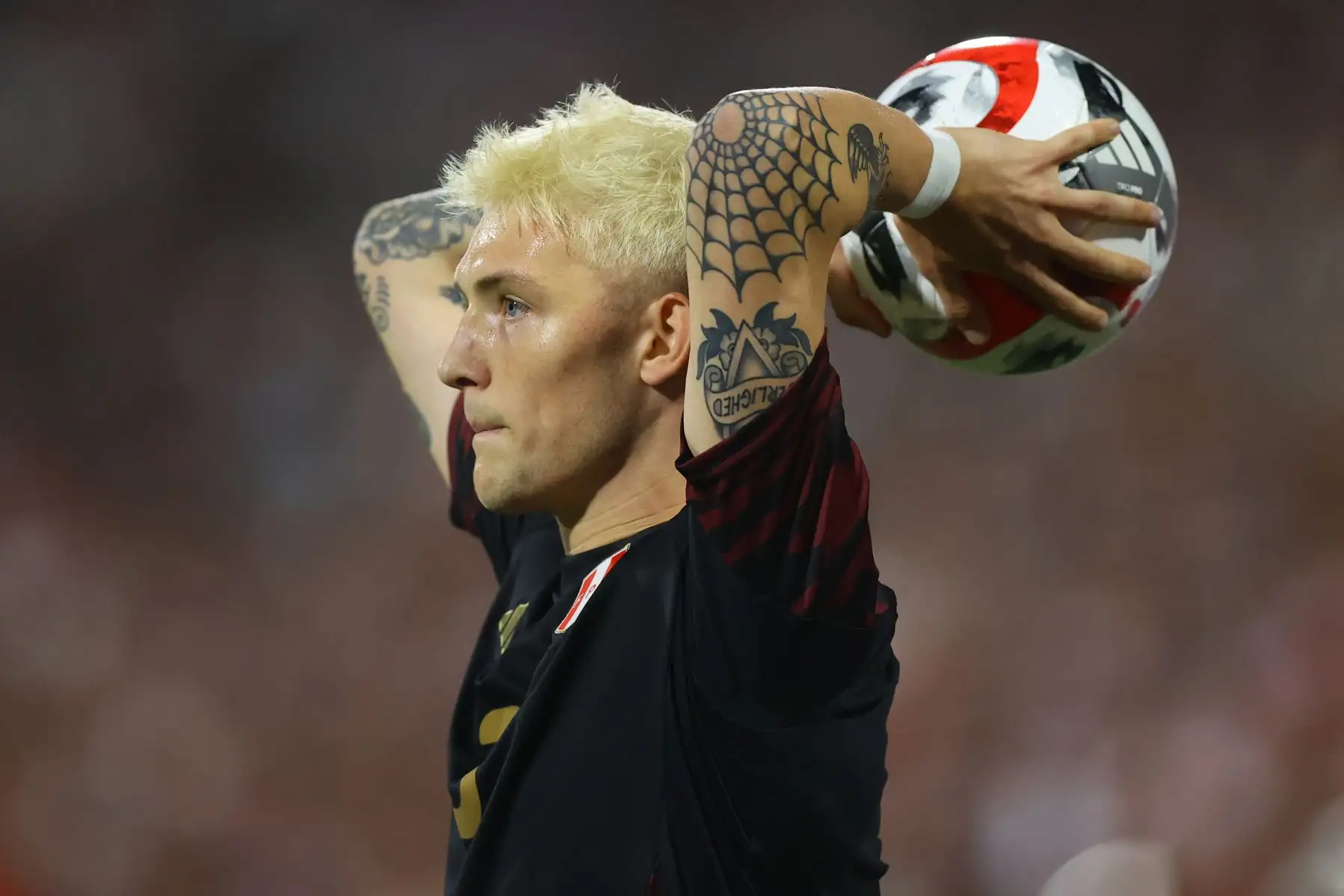 Oliver Sonne, jugador  de la selección peruana disputa el balón con el jugador de Nicaragua, en un partido amistoso que se disputa en el estadio Alejandro Villanueva de La Victoria. 
Foto: ANDINA/ Carlos Lezama Villantoy