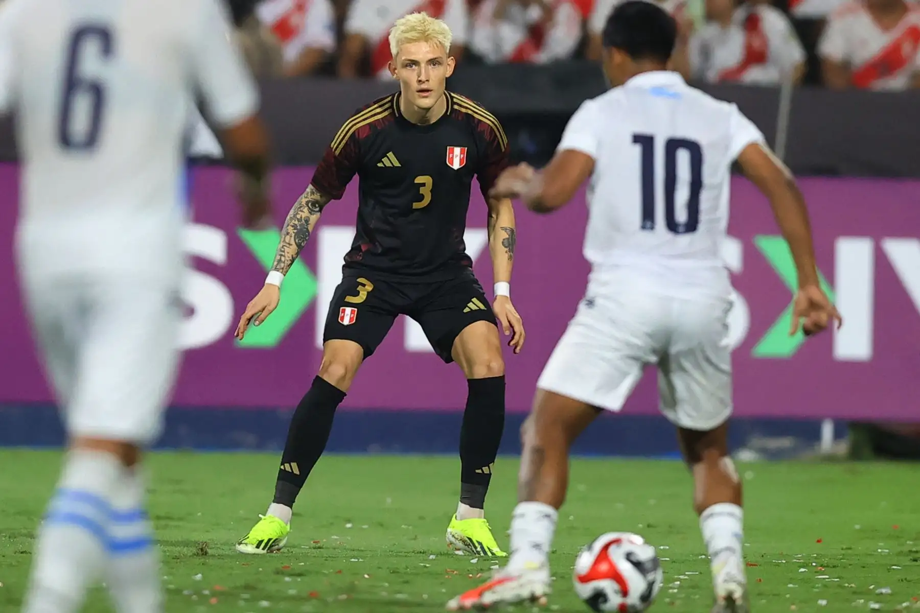 Oliver Sonne, jugador  de la selección peruana disputa el balón con el jugador de Nicaragua, en un partido amistoso que se disputa en el estadio Alejandro Villanueva de La Victoria. 
Foto: ANDINA/ Carlos Lezama Villantoy