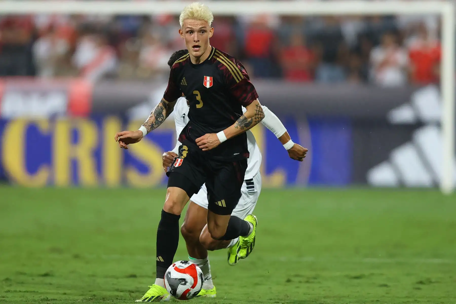 Oliver Sonne, jugador  de la selección peruana disputa el balón con el jugador de Nicaragua, en un partido amistoso que se disputa en el estadio Alejandro Villanueva de La Victoria. 
Foto: ANDINA/ Carlos Lezama Villantoy