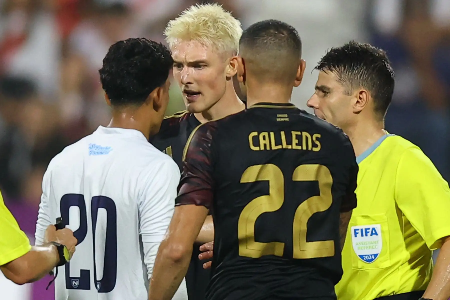 Oliver Sonne, jugador  de la selección peruana disputa el balón con el jugador de Nicaragua, en un partido amistoso que se disputa en el estadio Alejandro Villanueva de La Victoria. 
Foto: ANDINA/ Carlos Lezama Villantoy