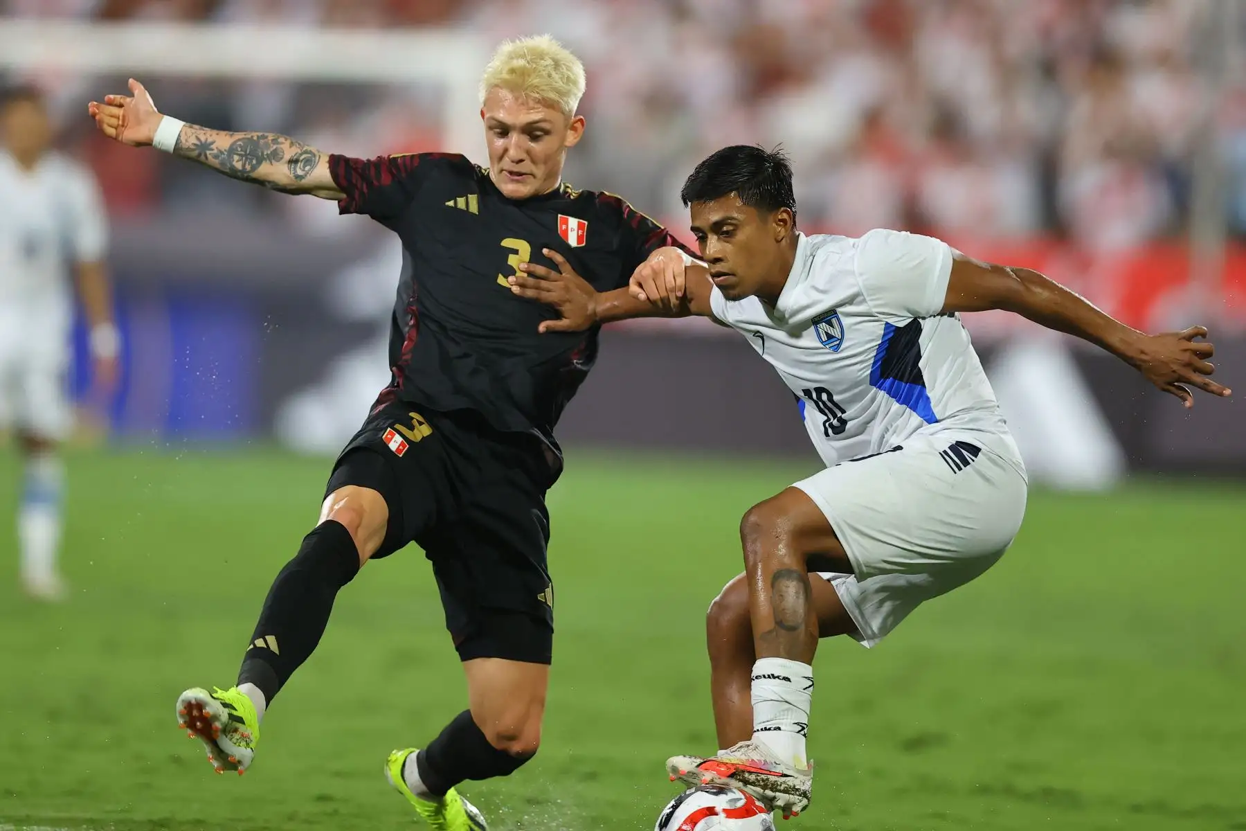 Oliver Sonne, jugador  de la selección peruana disputa el balón con el jugador de Nicaragua, en un partido amistoso que se disputa en el estadio Alejandro Villanueva de La Victoria. 
Foto: ANDINA/ Carlos Lezama Villantoy