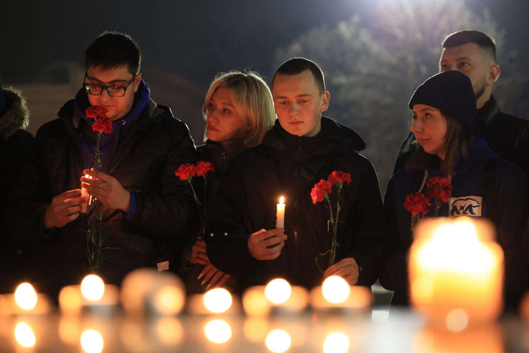 Ciudadanos rusos encienden velas por las víctimas del brutal ataque terrorista del Estado Islámico. Foto: AFP