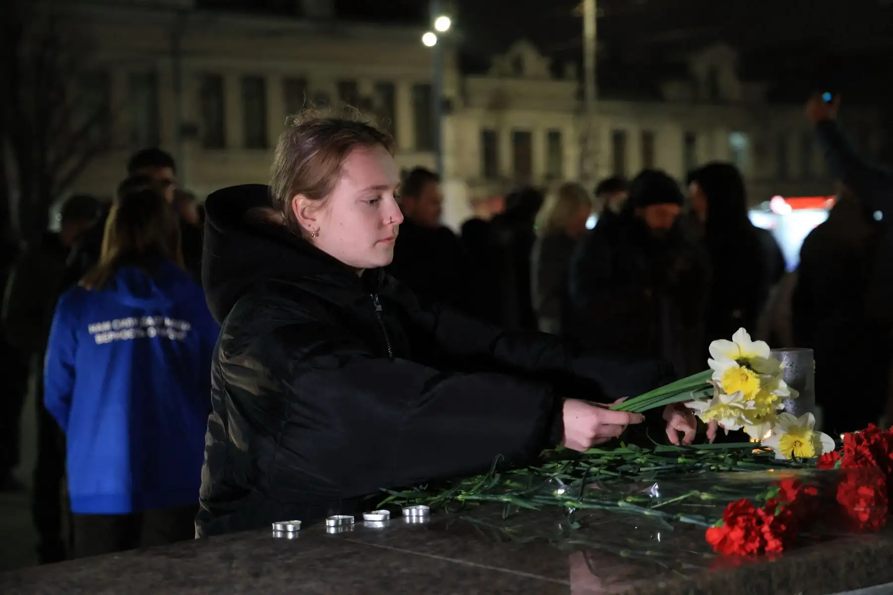 La gente deposita flores y enciende velas en memoria de las víctimas del ataque con armas de fuego en un concierto de Moscú en el centro de Simferopol, Crimea.
Foto: AFP