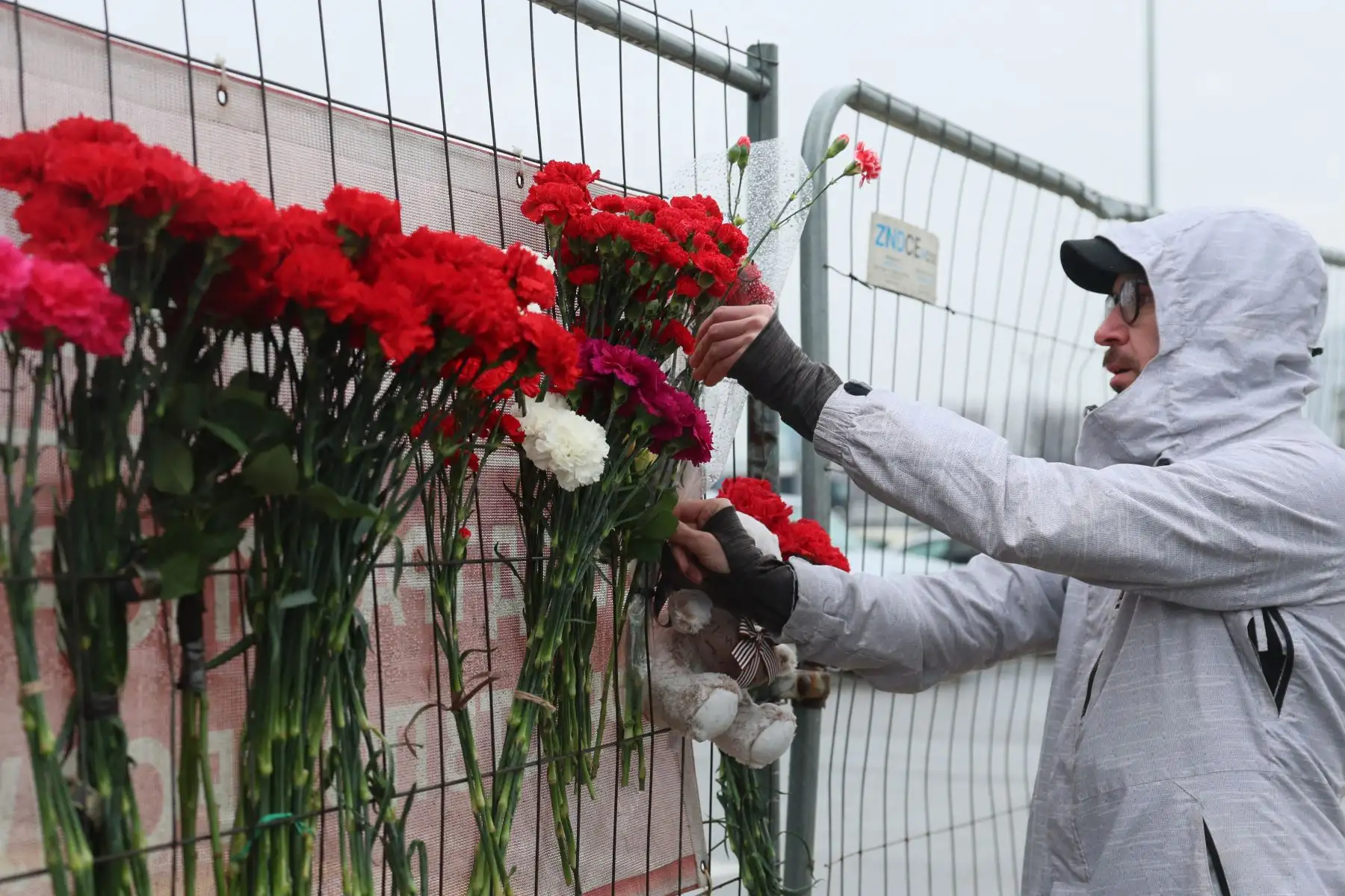 Un hombre coloca flores en un monumento improvisado frente al Ayuntamiento de Crocus, un día después de un ataque con armas de fuego en Krasnogorsk, en las afueras de Moscú, Hombres armados que abrieron fuego en una sala de conciertos de Moscú mataron a más de 60 personas, dijeron las autoridades el grupo Estado Islámico se atribuyó la responsabilidad. Foto: ANDINA7 AFP
