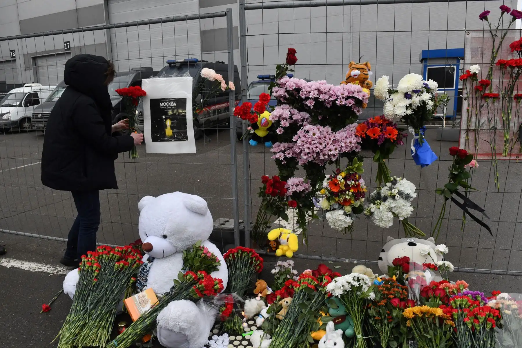 Una mujer deposita flores en un monumento improvisado frente al Ayuntamiento de Crocus, un día después de un ataque con armas de fuego en Krasnogorsk, en las afueras de Moscú. Agresores camuflados abrieron fuego contra el abarrotado Ayuntamiento de Crocus en el suburbio de Krasnogorsk, al norte de Moscú, la noche antes de un concierto de la banda de rock de la era soviética Piknik Rusia dijo que había arrestado a 11 personas, incluidos cuatro hombres armados.Foto: ANDINA/ AFP