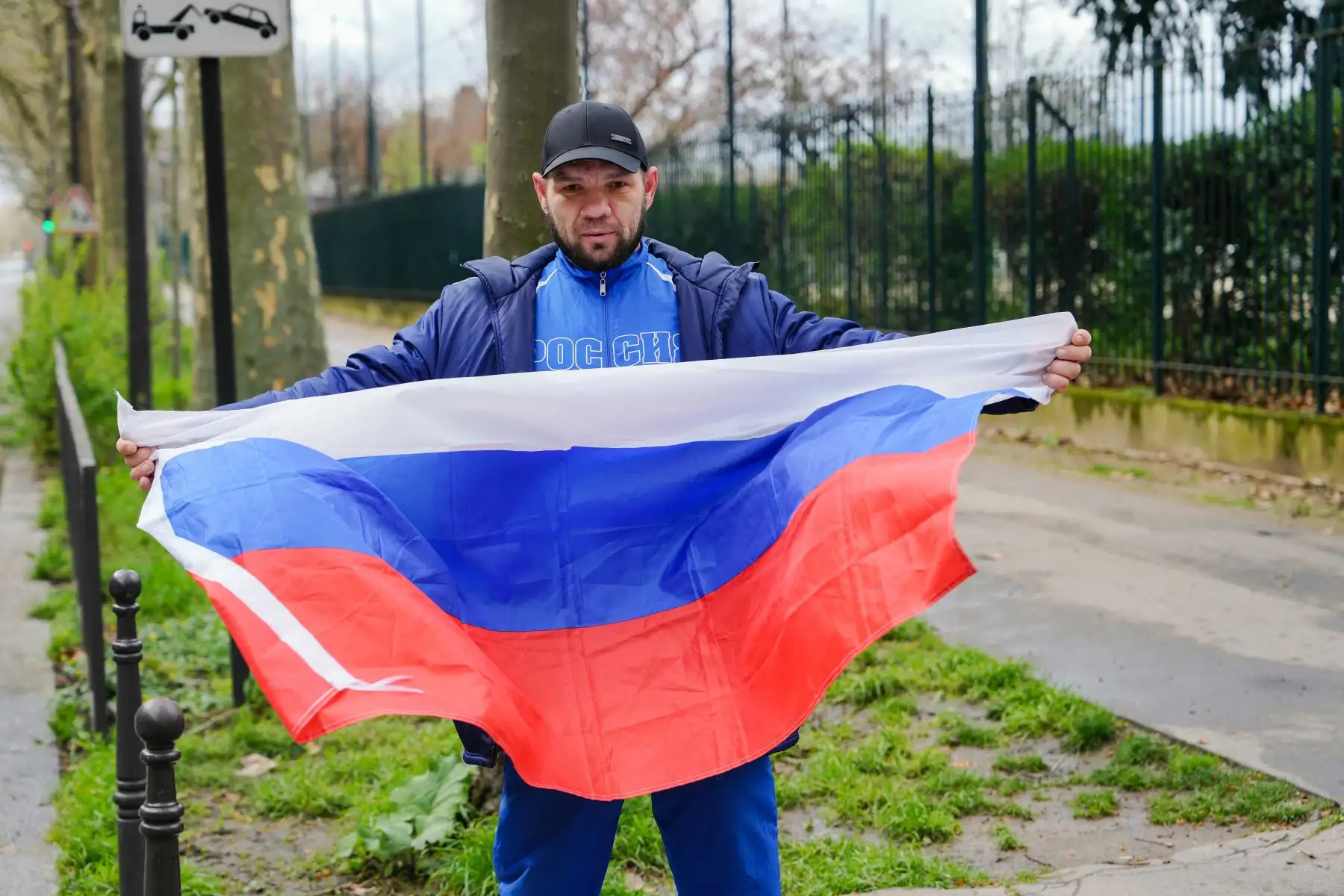 Un hombre muestra una bandera de Rusia en un monumento improvisado frente a la Embajada de Rusia en París un día después de un ataque con armas de fuego en Krasnogorsk, en las afueras de Moscú, la noche antes de un concierto de la banda de rock de la era soviética Piknik, por el ataque a una sala de conciertos de Moscú reivindicado por el Estado Islámico, mientras que el número de muertos aumentó a 115 personas.
Foto: ANDINA/AFP