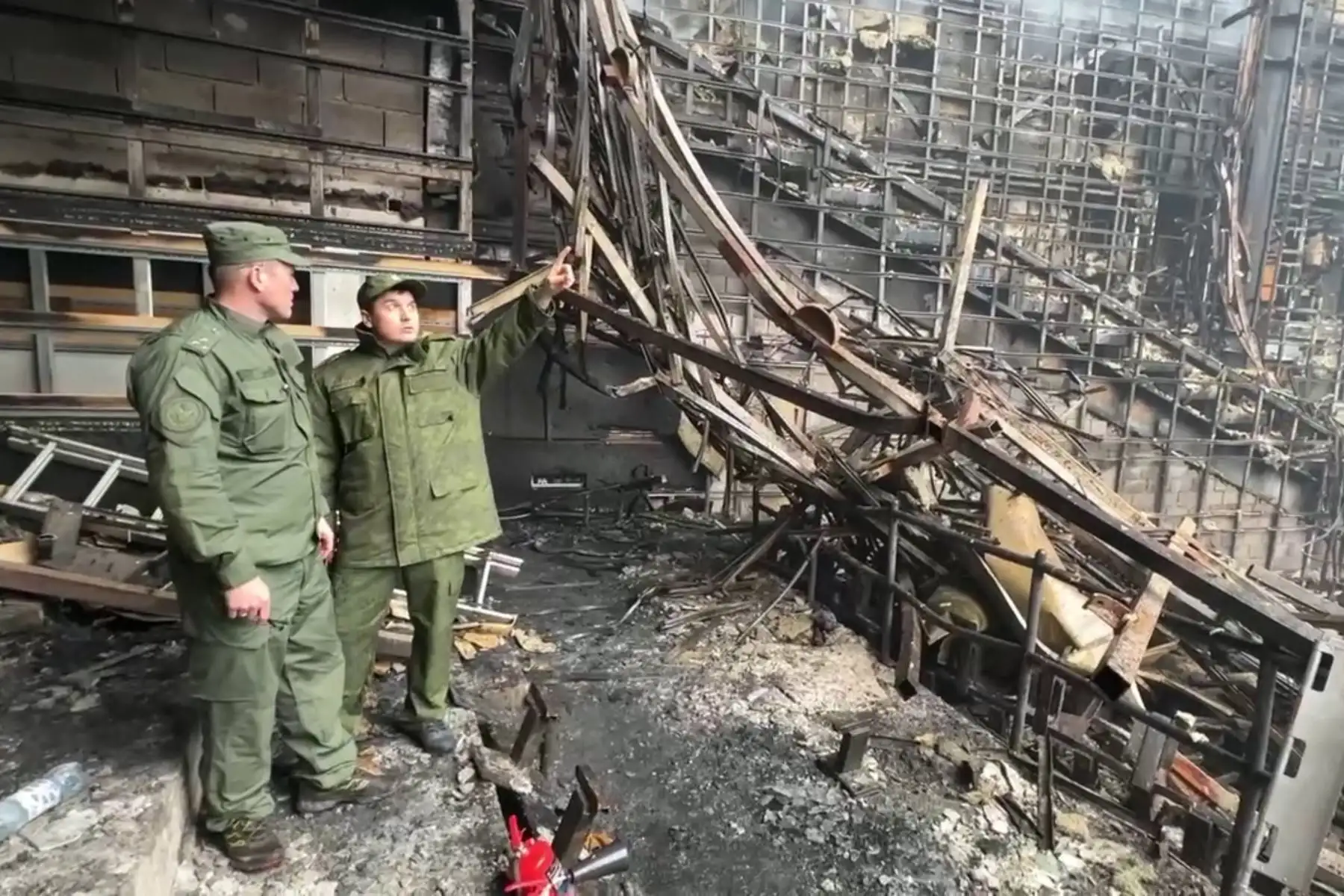 Agentes del orden trabajando dentro del Ayuntamiento de Crocus, un día después de un ataque con armas de fuego en Krasnogorsk, en las afueras de Moscú. Asaltantes camuflados abrieron fuego en el abarrotado Ayuntamiento de Crocus en el suburbio de Krasnogorsk, al norte de Moscú, la noche antes de un concierto de la banda de rock de la era soviética Piknik, Rusia dijo que había arrestado a 11 personas, incluidos cuatro hombres armados.Foto: ANDINA/ AFP