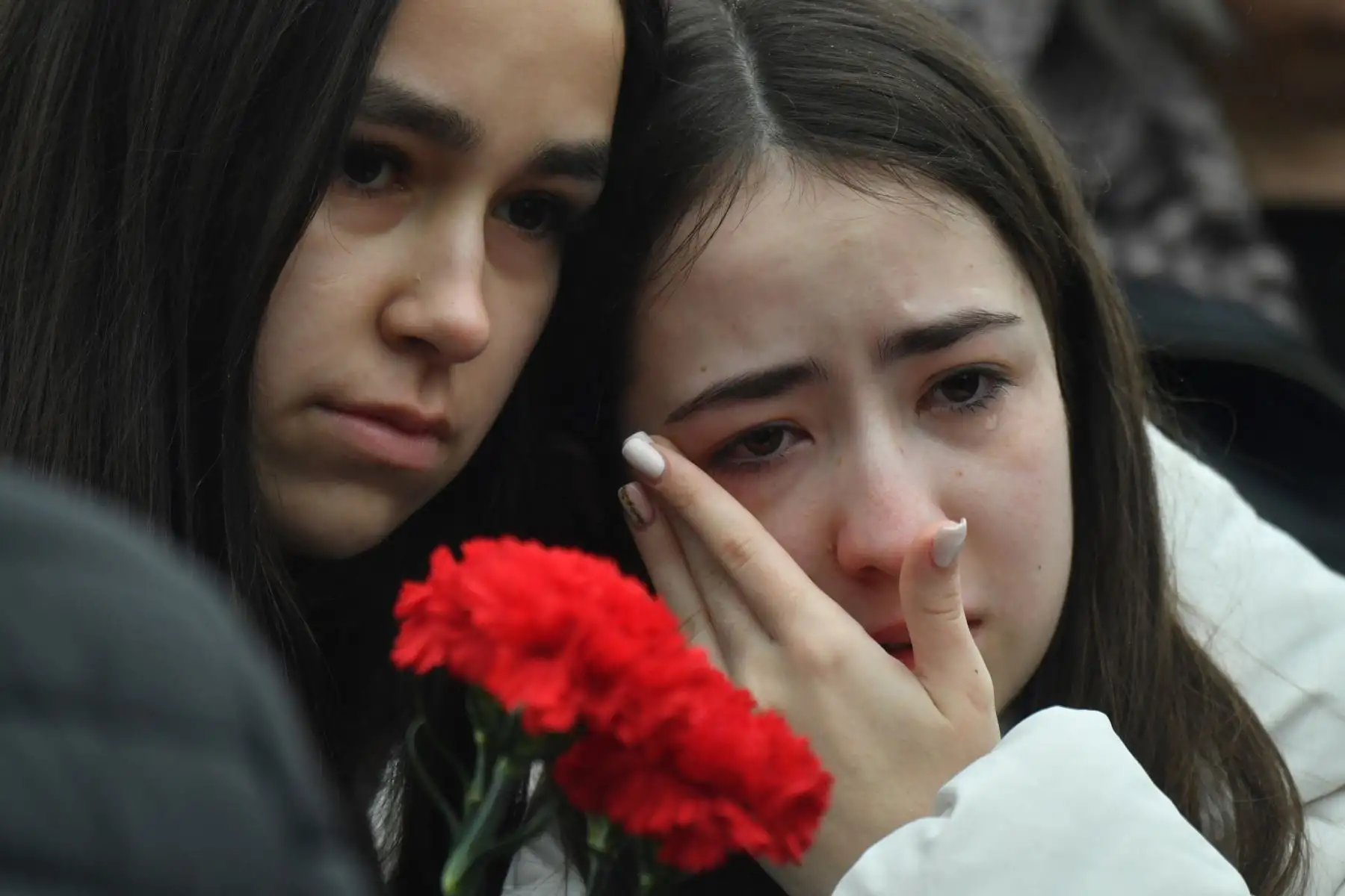 La gente llora en un monumento improvisado frente al Ayuntamiento de Crocus, un día después de un ataque con armas de fuego en Krasnogorsk, en las afueras de Moscú, al norte de Moscú, la noche antes de un concierto de la banda de rock de la era soviética Piknik en el ataque más mortífero en Rusia en al menos una década. Rusia dijo que había arrestado a 11 personas, incluidos cuatro hombres armados, por el ataque a una sala de conciertos de Moscú reivindicado por el Estado Islámico.Foto: ANDINA/ AFP