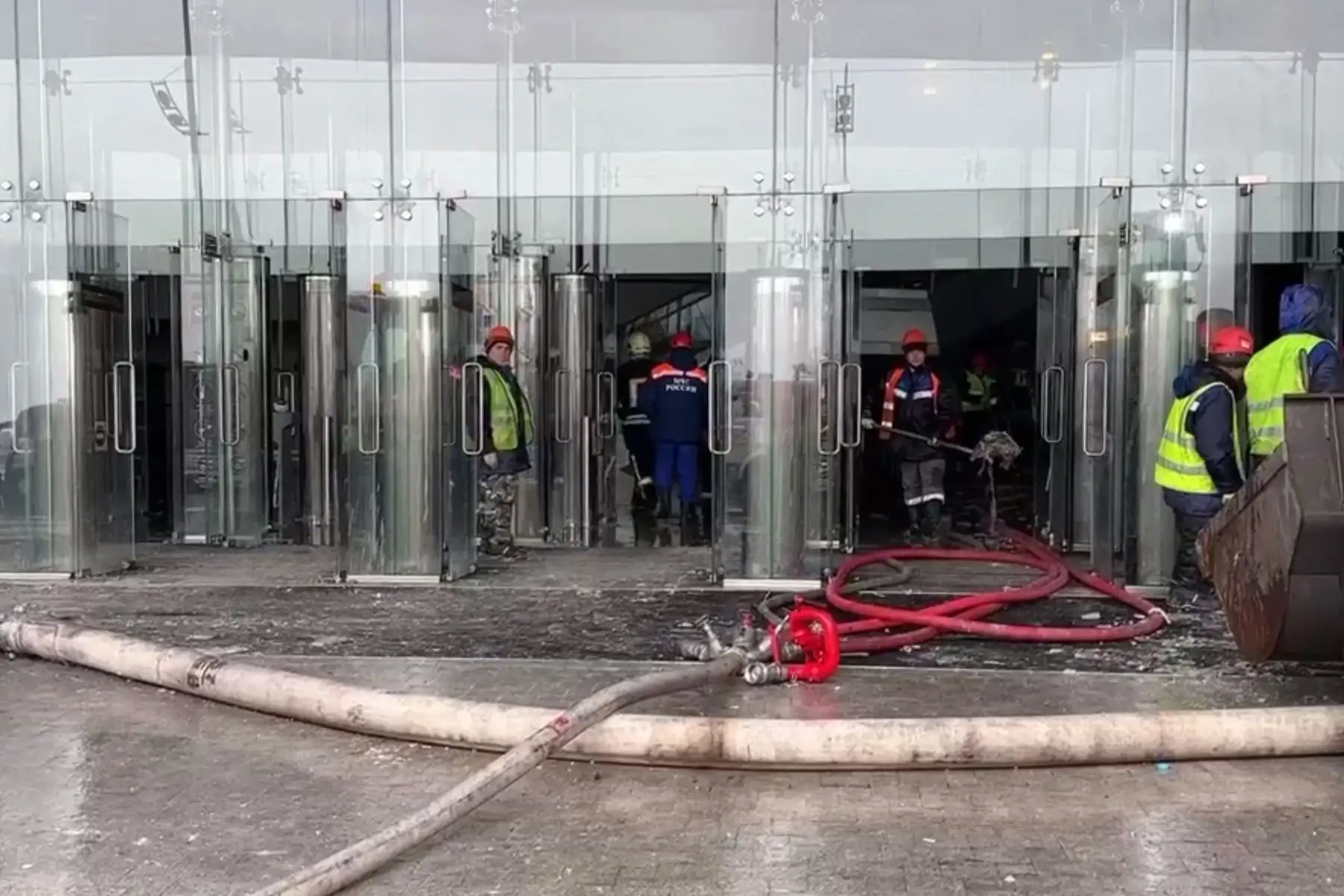 El Comité de Investigación Ruso muestra a los rescatistas trabajando en el Ayuntamiento de Crocus, un día después de un ataque con armas de fuego en Krasnogorsk, en las afueras de Moscú. Rusia dijo que había arrestado a 11 personas, incluidos cuatro hombres armados, por el ataque a una sala de conciertos de Moscú reivindicado por el Estado Islámico, mientras el número de muertos aumentaba a más de 100 personas.Foto: ANDINA/ AFP