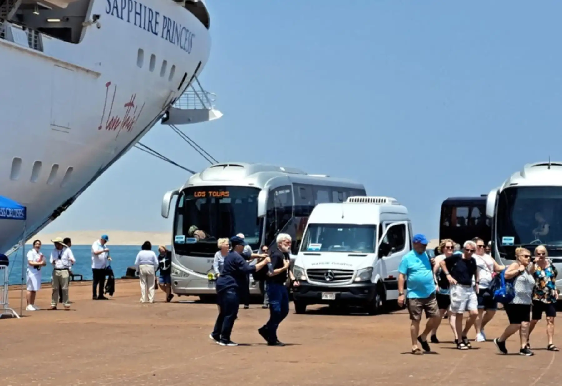 Con  la llegada de un crucero con cerca de 2,000 turistas, el distrito de Paracas de la provincia de Pisco, en el departamento de Ica, inició su VII Festival Internacional de la Vendimia-Paracas, con la elección su reina, su feria vitivinícola al ritmo de festejo y del suculento sabor de su comida.