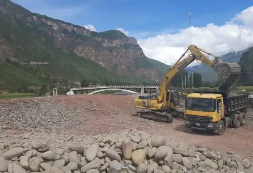 Como parte de las labores preventivas ante eventuales deslizamientos, el Ministerio de Vivienda, Construcción y Saneamiento culminó las labores de limpieza y descolmatación del río Vilcanota, en los distritos de Calca y Lamay de la provincia de Calca en Cusco, en beneficio de más 400 habitantes de zonas vulnerables.