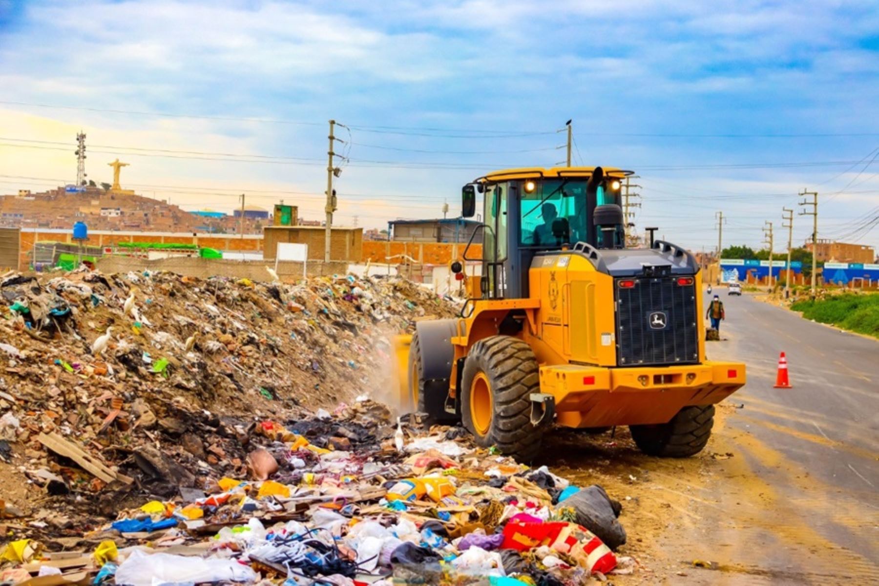 Un presupuesto de 278,000 soles destinará el Gobierno Regional de Lambayeque, a través de la Gerencia Regional de Recursos Naturales y Gestión Ambiental, para la adquisición de combustible y pago de personal, a fin de erradicar los residuos sólidos acumulados en los ingresos y salidas a la ciudad de Chiclayo.