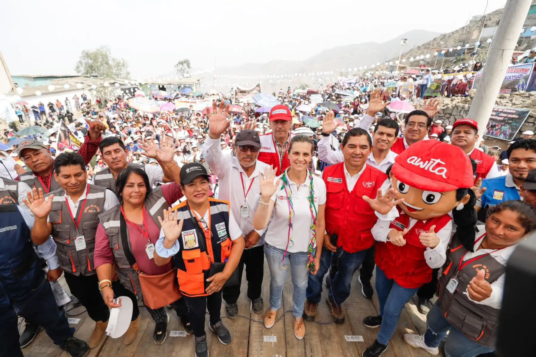 Hania Pérez de Cuéllar, Ministra de Vivienda participó en la colocación de la primera piedra de la obra de agua potable y alcantarillado en el sector Paraíso Alto, encaminando al cierre de brechas total al beneficiar a más de 8600 personas. Foto: Difusión