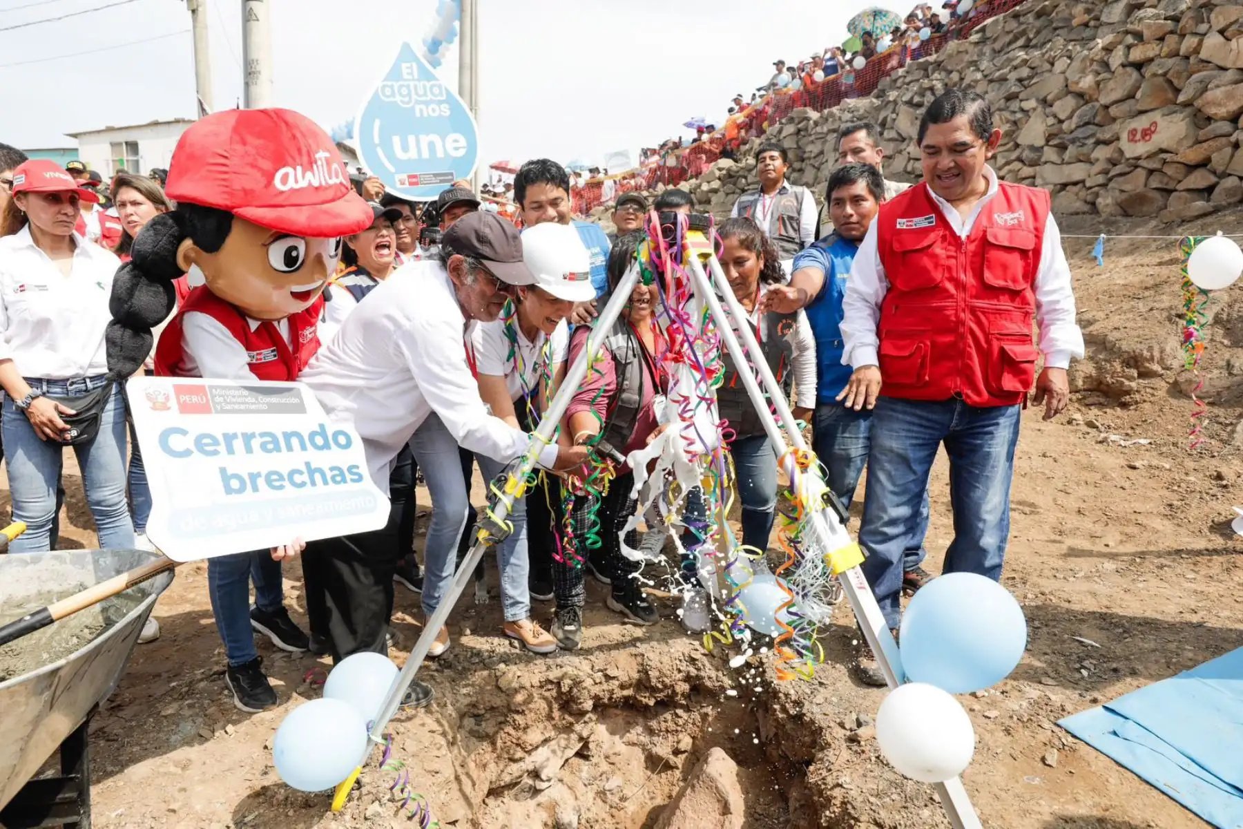 Hania Pérez de Cuéllar, Ministra de Vivienda participó en la colocación de la primera piedra de la obra de agua potable y alcantarillado en el sector Paraíso Alto, encaminando al cierre de brechas total al beneficiar a más de 8600 personas.