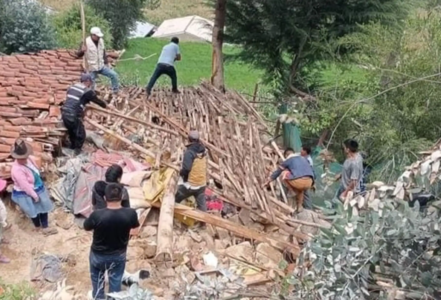 Dos menores de edad fallecieron tras el derrumbe de su vivienda debido a las intensas lluvias en la provincia de Carhuaz, en la región Áncash.