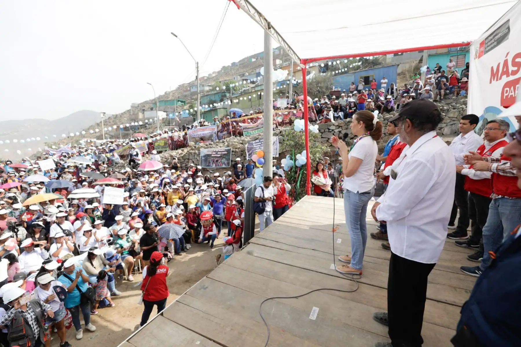 Hania Pérez de Cuéllar, Ministra de Vivienda participó en la colocación de la primera piedra de la obra de agua potable y alcantarillado en el sector Paraíso Alto, encaminando al cierre de brechas total al beneficiar a más de 8600 personas. Foto: Difusión