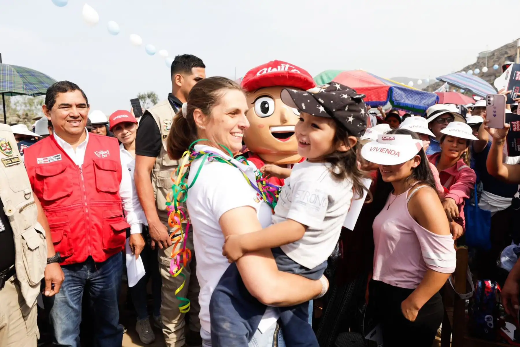 Hania Pérez de Cuéllar, Ministra de Vivienda participó en la colocación de la primera piedra de la obra de agua potable y alcantarillado en el sector Paraíso Alto, encaminando al cierre de brechas total al beneficiar a más de 8600 personas. Foto: Difusión