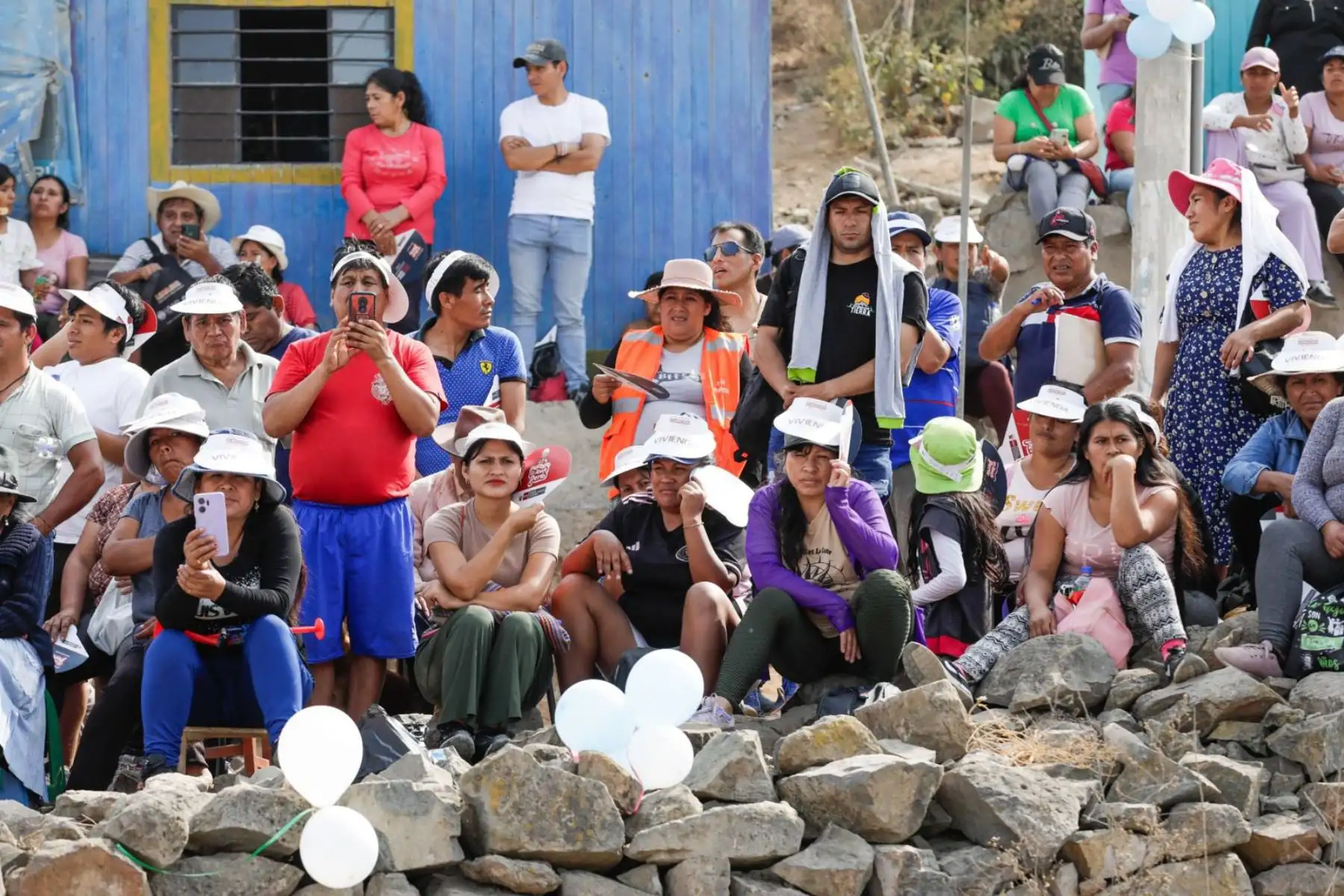 Hania Pérez de Cuéllar, Ministra de Vivienda participó en la colocación de la primera piedra de la obra de agua potable y alcantarillado en el sector Paraíso Alto, encaminando al cierre de brechas total al beneficiar a más de 8600 personas. Foto: Difusión