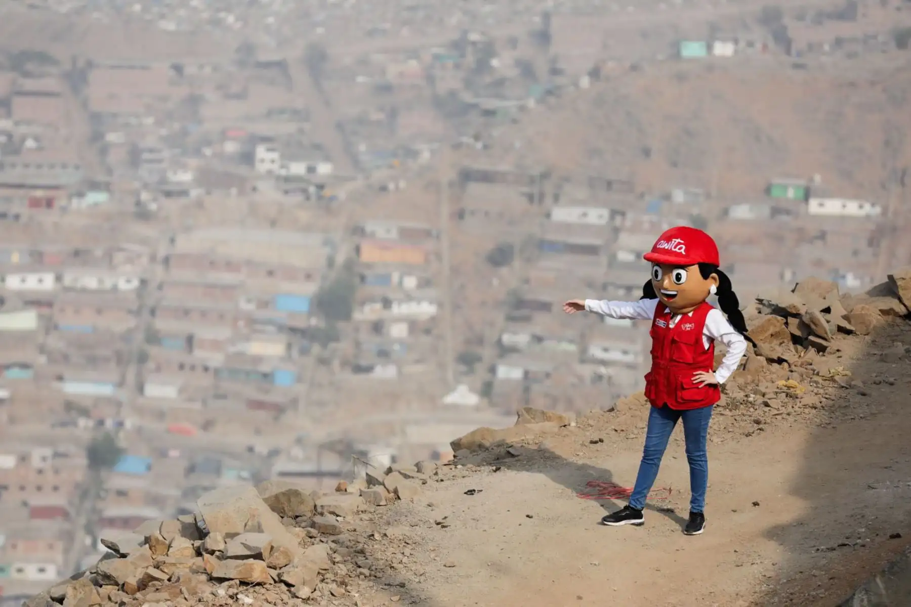Hania Pérez de Cuéllar, Ministra de Vivienda participó en la colocación de la primera piedra de la obra de agua potable y alcantarillado en el sector Paraíso Alto, encaminando al cierre de brechas total al beneficiar a más de 8600 personas. Foto: Difusión