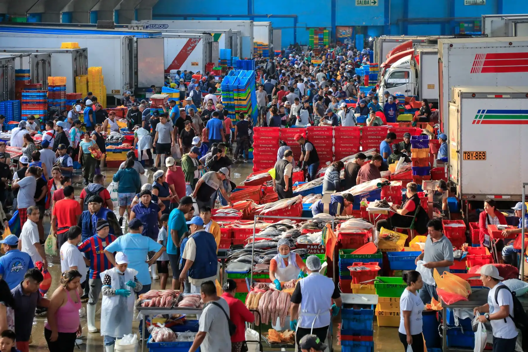 Próximos a celebrar la Semana Santa, la ministra de la Producción, Ana María Choquehuanca, recorrió el Mercado Mayorista Pesquero de Villa María del Triunfo para verificar el abastecimiento de recursos de hidrobiológicos y garantizar el cumplimiento de las normas sanitarias de inocuidad y salubridad. Foto: Produce
