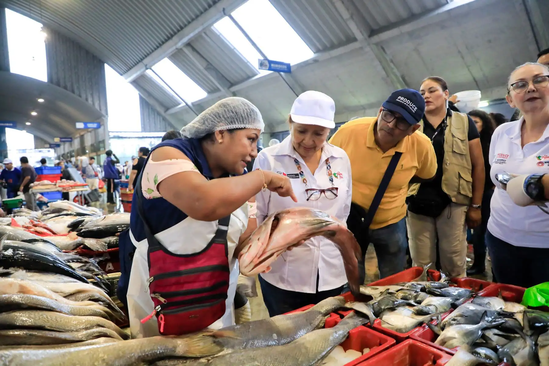 Próximos a celebrar la Semana Santa, la ministra de la Producción, Ana María Choquehuanca, recorrió el Mercado Mayorista Pesquero de Villa María del Triunfo para verificar el abastecimiento de recursos de hidrobiológicos y garantizar el cumplimiento de las normas sanitarias de inocuidad y salubridad. Foto: Produce