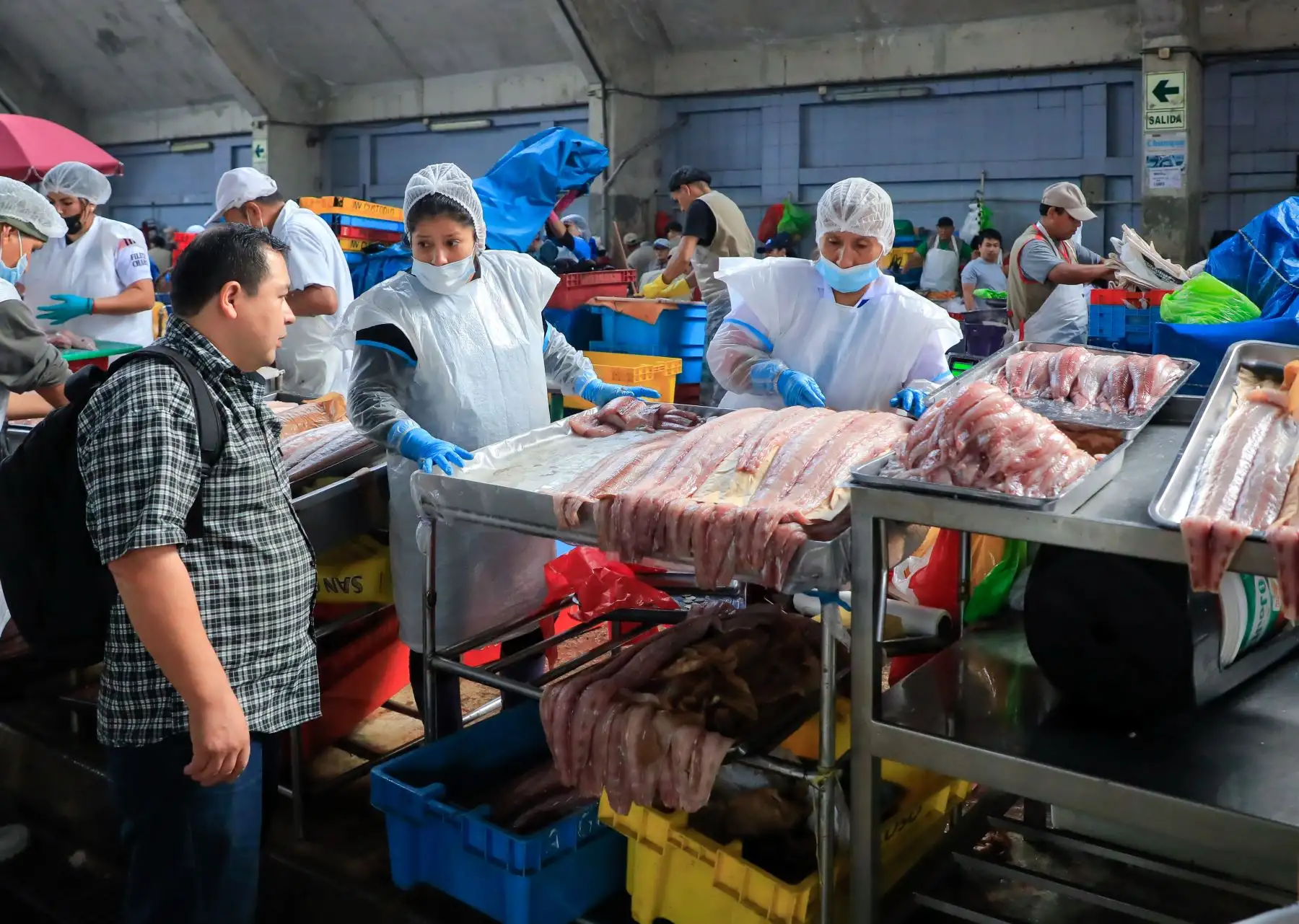 Asimismo, junto a la presidenta ejecutiva del Organismo de Sanidad Pesquera (Sanipes), Mónica Saavedra, se verificó las condiciones de salubridad e inocuidad con las que se ofertan los recursos hidrobiológicos y se resaltó que los días 25 y 26 de marzo se realizarán supervisiones en todos los mercados mayoristas pesqueros del país. Foto: Produce