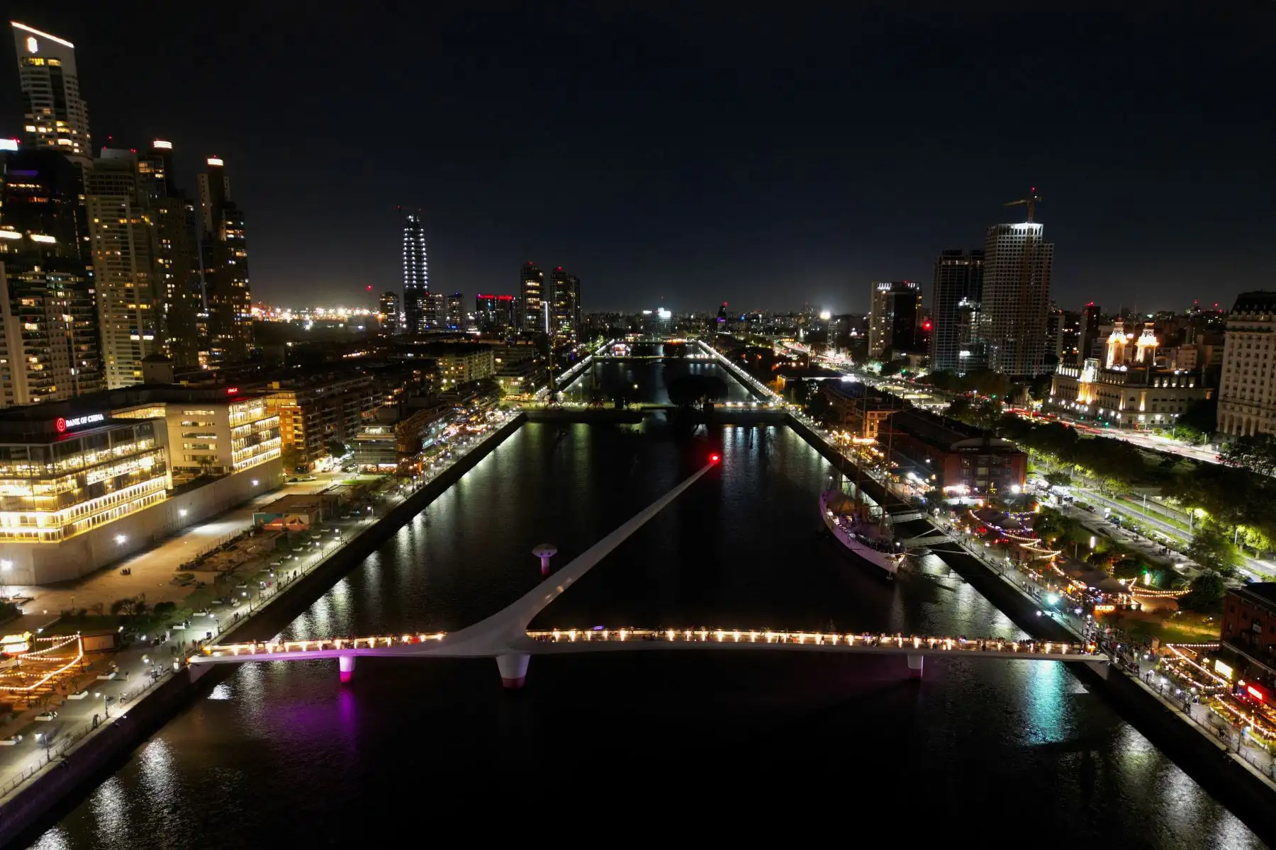 En esta vista aérea se muestra el Puente de la Mujer con las luces apagadas durante la campaña ambiental La Hora del Planeta en el barrio de Puerto Madero en Buenos Aires el 23 de marzo de 2024. Foto: AFP