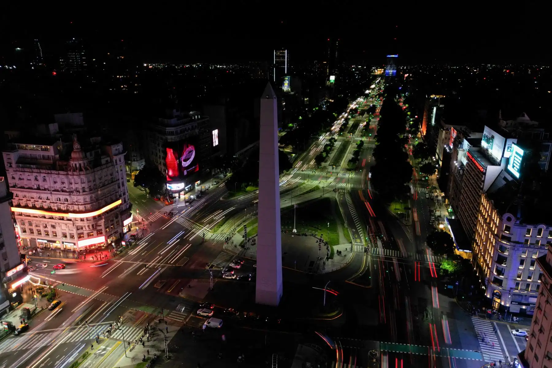 En esta vista aérea se muestra el Obelisco con las luces apagadas durante la campaña ambiental La Hora del Planeta en Buenos Aires. Foto: AFP