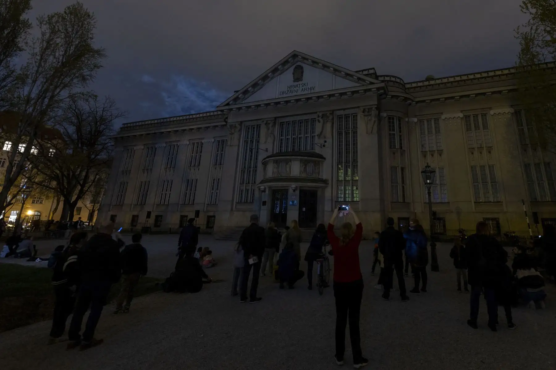 Esta fotografía tomada el 23 de marzo de 2024 en Zagreb muestra el edificio de los Archivos Estatales de Croacia iluminado después de ser apagado para conmemorar la campaña medioambiental La Hora del Planeta organizada por el Fondo Mundial para la Naturaleza (WWF) para crear conciencia sobre cuestiones medioambientales. Foto: AFP