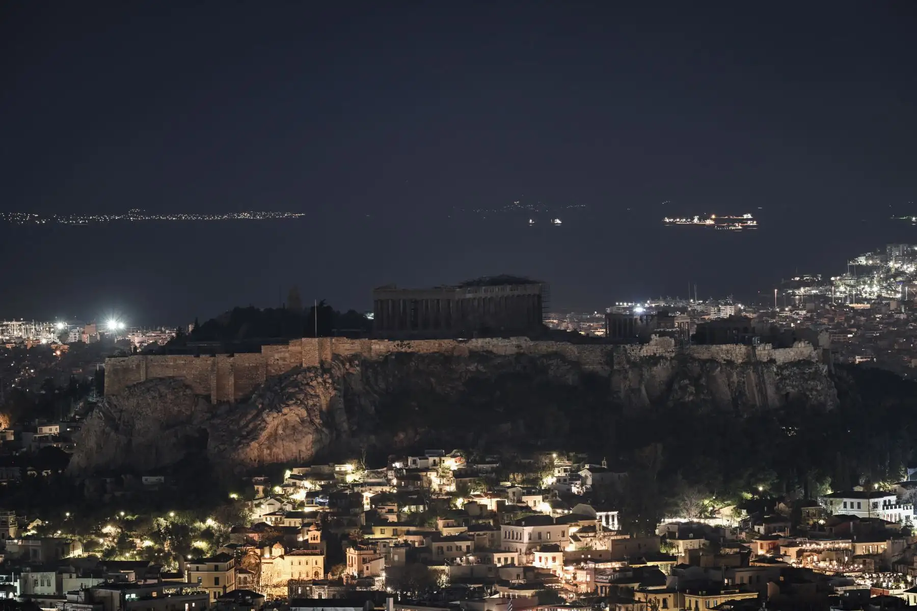 Esta fotografía tomada el 23 de marzo de 2024 muestra una vista de la antigua Acrópolis con las luces apagadas durante la campaña medioambiental La Hora del Planeta en Atenas. La Hora del Planeta es un llamado global a apagar las luces durante una hora en un intento por resaltar el cambio climático global. Foto: AFP
