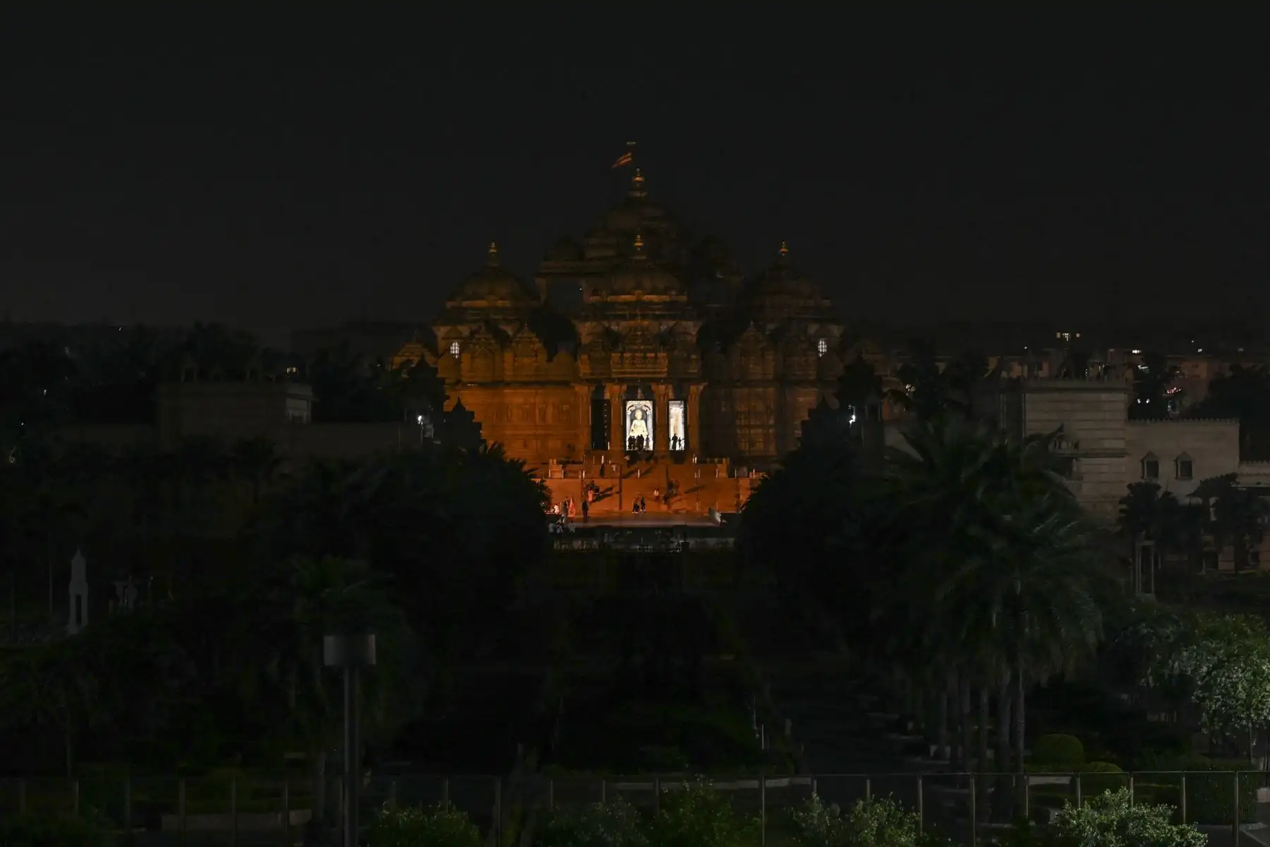 El templo hindú de Akshardham aparece en la foto con las luces apagadas durante la campaña medioambiental de la Hora del Planeta en Nueva Delhi. Foto: AFP