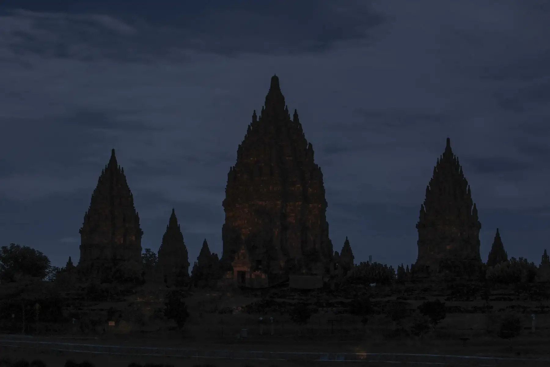 El Templo de Prambanan, uno de los templos hindúes más grandes del sudeste asiático y declarado Patrimonio de la Humanidad por la UNESCO, aparece con las luces apagadas durante la campaña medioambiental La Hora del Planeta en Yogyakarta el 23 de marzo de 2024. Foto: AFP