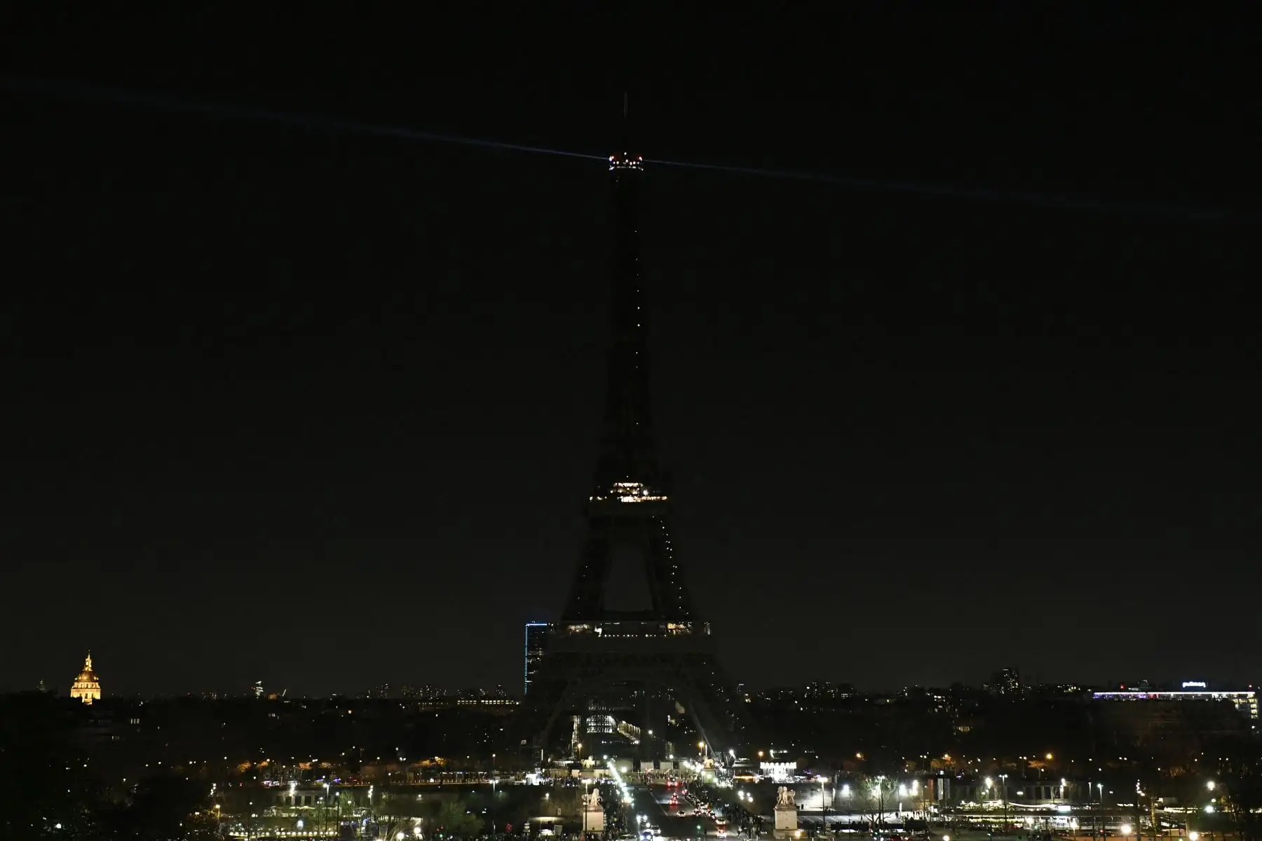 Esta fotografía muestra la Torre Eiffel en París después de que fuera apagada como parte de la campaña medioambiental La Hora del Planeta. Foto: AFP