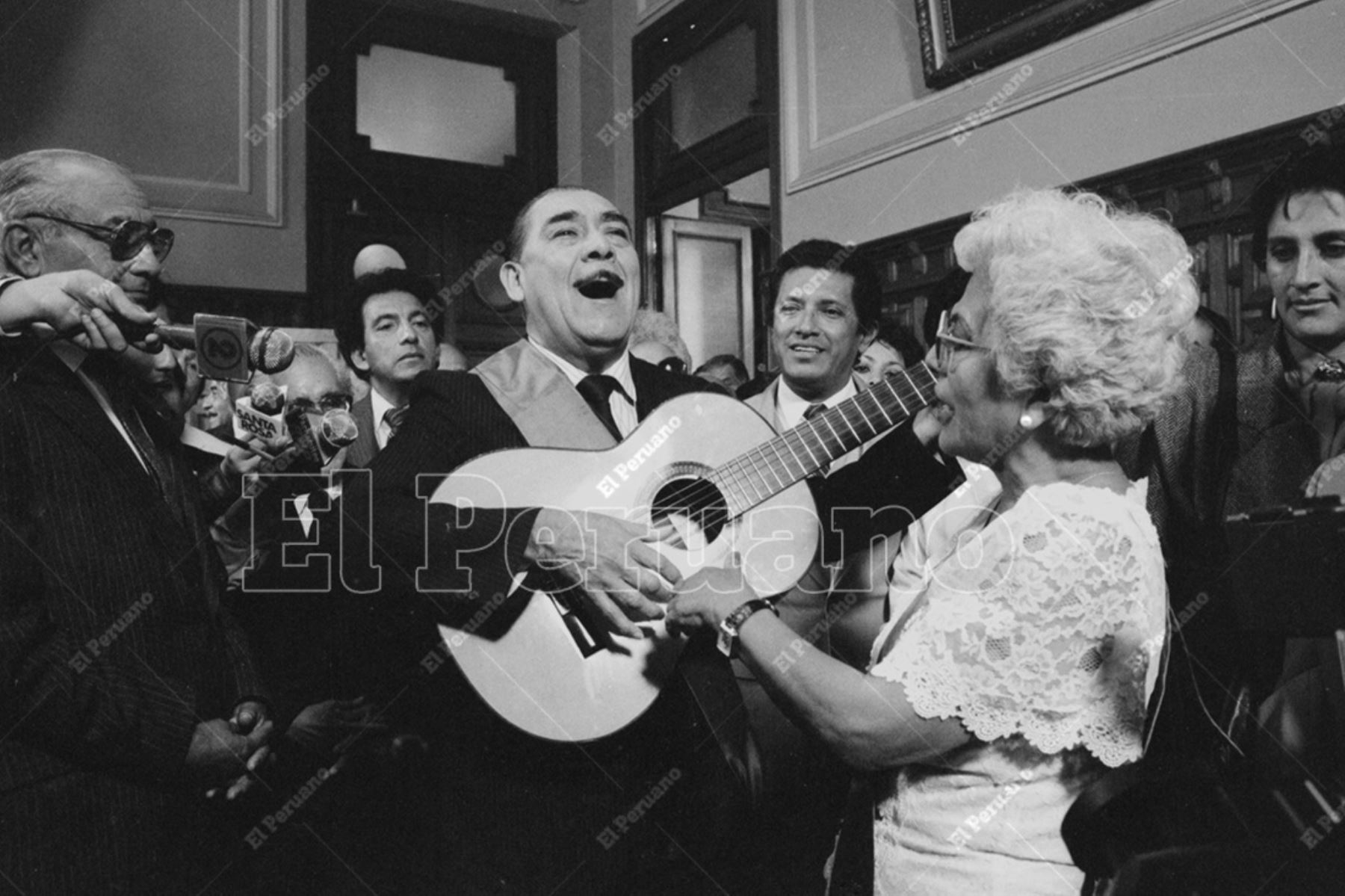Lima - 13 julio 1989 / Óscar Avilés, la Primera Guitarra del Perú, y Jesús Vásquez, la Reina de la Canción Criolla;, fueron condecorados con la Medalla de Honor de la Cámara de Diputados. Foto: Archivo Histórico de El Peruano / Rómulo Luján