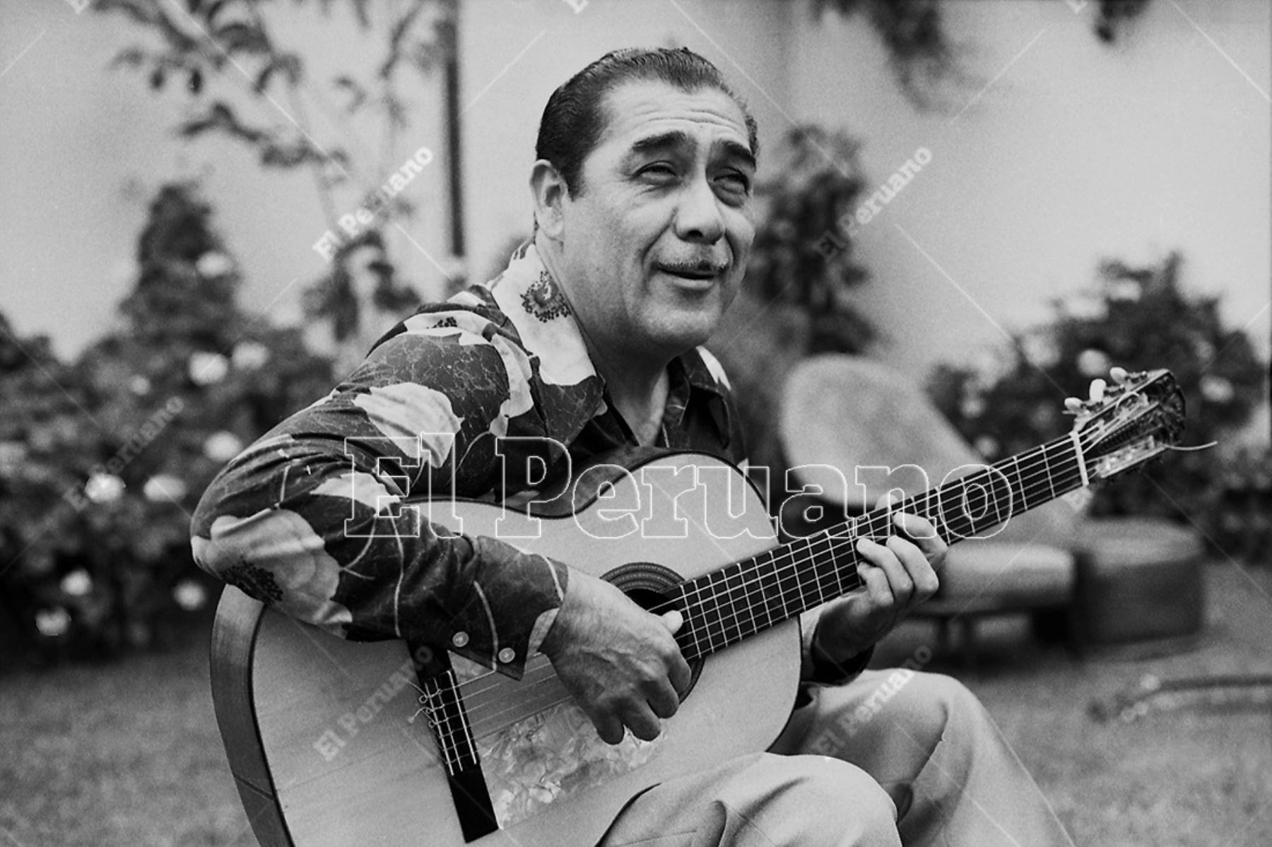 Lima - 20 marzo 1979 /  Óscar Avilés, la Primera Guitarra del Perú, celebra 40 años de vida artística. Foto Archivo Histórico de El Peruano
