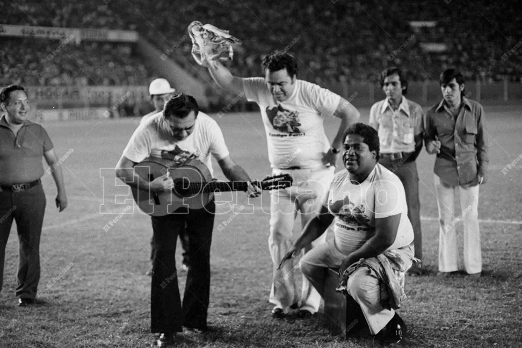 Lima - 12 marzo 1977 / Óscar Avilés, Augusto Polo Campos y Arturo "Zambo" Cavero alientan a la selección peruana de fútbol antes del encuentro con Ecuador en el Estadio Nacional por las eliminatorias al mundial Argentina 78. Foto: Archivo Histórico de El Peruano