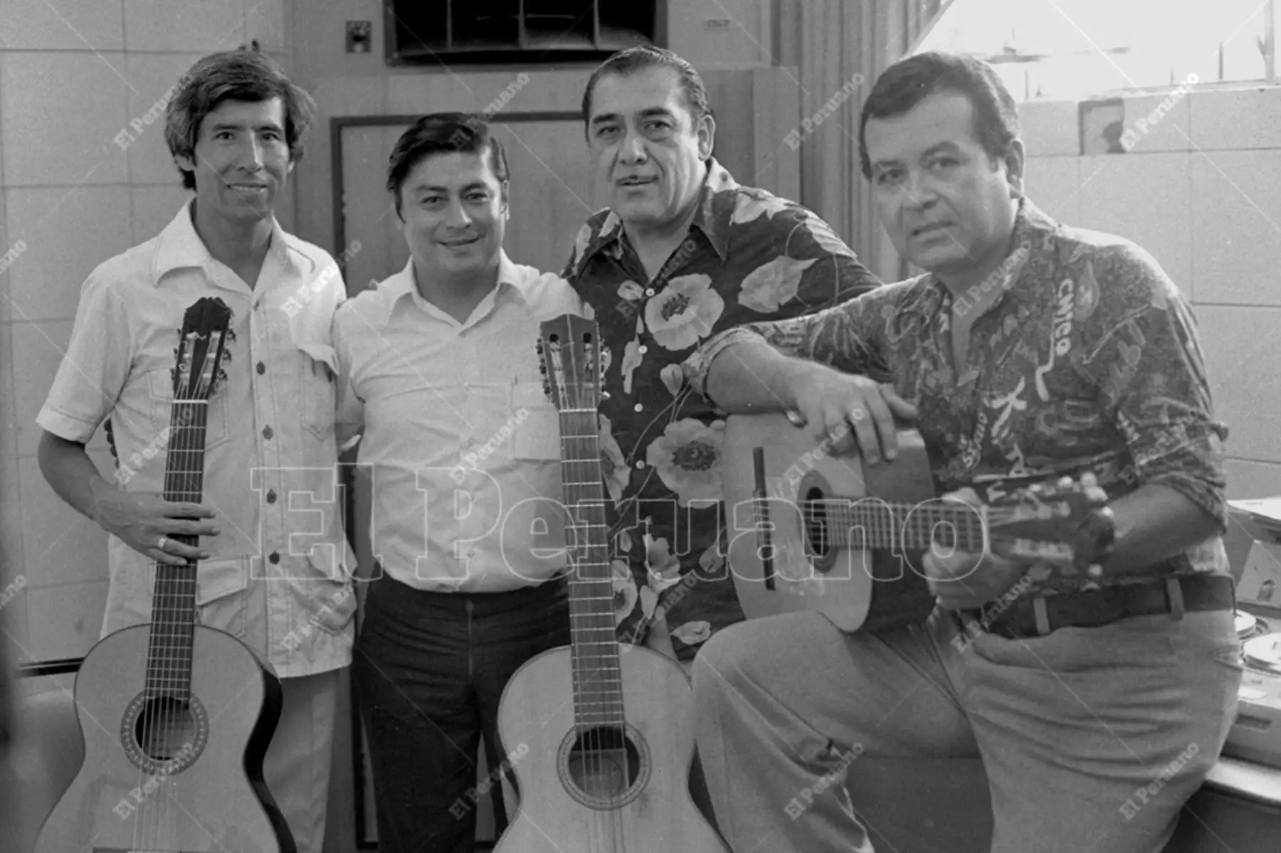Lima - 20 marzo 1979 / Óscar Avilés celebra 40 años dedicados al criollismo rodeado de sus amigos guitarristas Pepe Torres, Víctor Reyes y Alberto Urquizo. Foto: Archivo Histórico de El Peruano / Rómulo Luján
