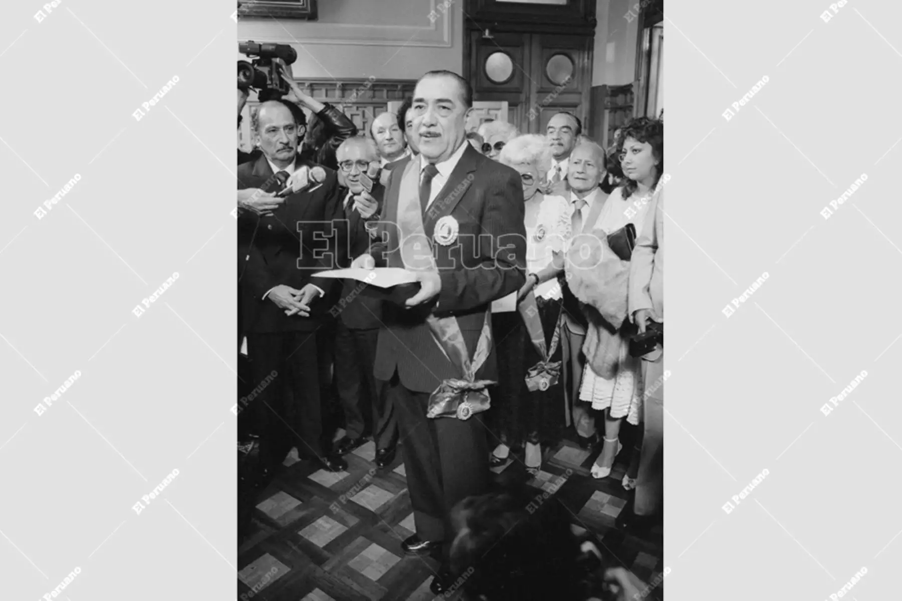 Lima - 13 julio 1989 / Óscar Avilés, la Primera Guitarra del Perú, condecorado con la Medalla de Honor de la Cámara de Diputados del Congreso de la República. Foto: Archivo Histórico de El Peruano / Rómulo Luján