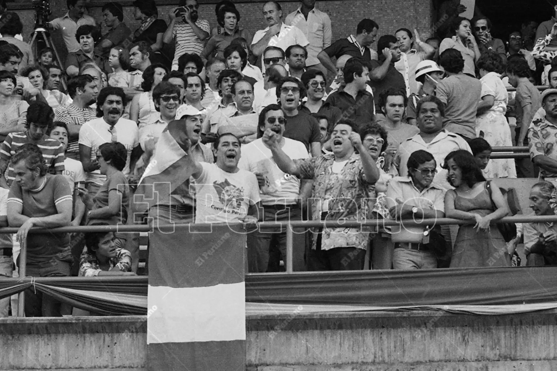 Cali - 17 julio 1977 / Óscar Avilés, Augusto Polo Campos, Jesús Vásquez y Arturo "Zambo" Cavero alentando a la selección peruana de fútbol que enfrenta a Bolivia en el triangular clasificatorio al mundial Argentina 78. Foto: Archivo Histórico de El Peruano