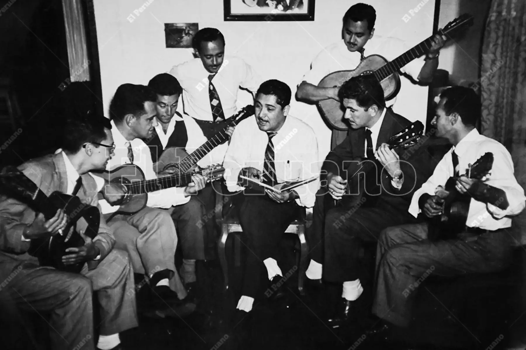 Lima - 17 mayo 1954 / Óscar Avilés da instrucciones en la Escuela Peruana de Guitarra. Lo rodean siete de sus alumnos, entre ellos Yo-Yo Pérez. Todos son asociados al club Felipe Pinglo Alva. Foto: Archivo Histórico de El Peruano
