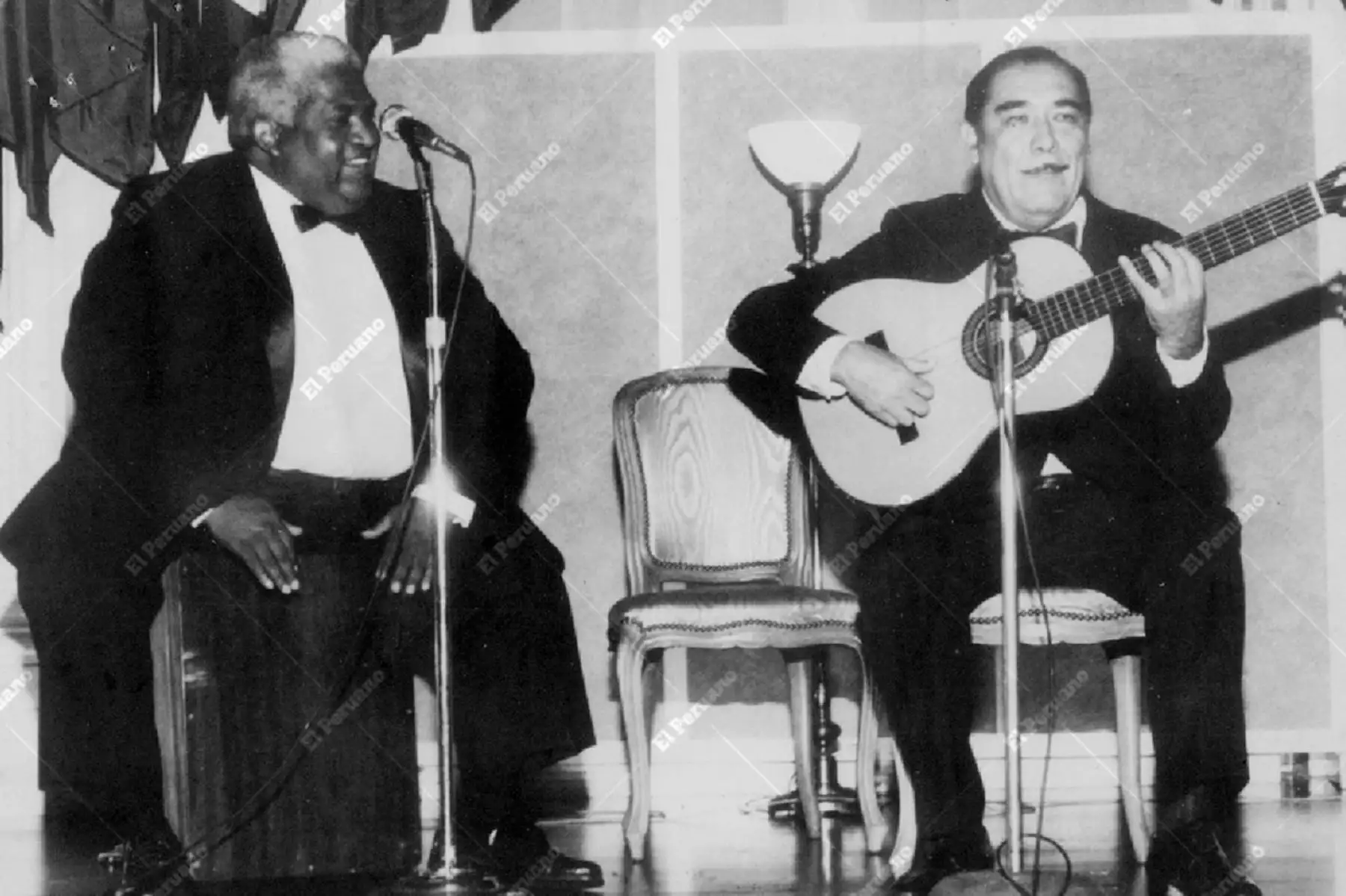 Washington - 3 junio 1987 / Arturo "Zambo" Cavero y Óscar Avilés en la sede de la Organización de Estados Americanos (OEA) el día que fueron  distinguidos como Patrimonio Artístico de América. Foto: Archivo Histórico de El Peruano / Difusión