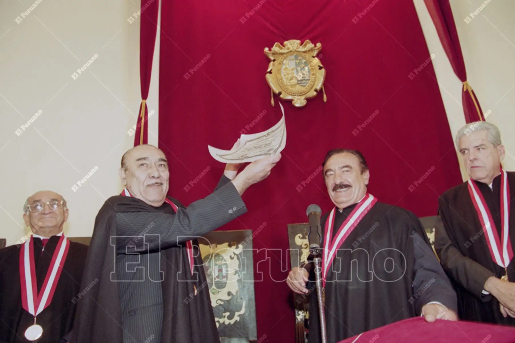 Lima - 31 octubre 2000 / El guitarrista y cantautor criollo Óscar Avilés fue nombrado Doctor Honoris Causa de la Universidad Nacional Mayor de San Marcos. Avilés es el primer artista criollo distinguido con este título por la Decana de América. Foto: Archivo Histórico de El Peruano / Susana Aysanoa