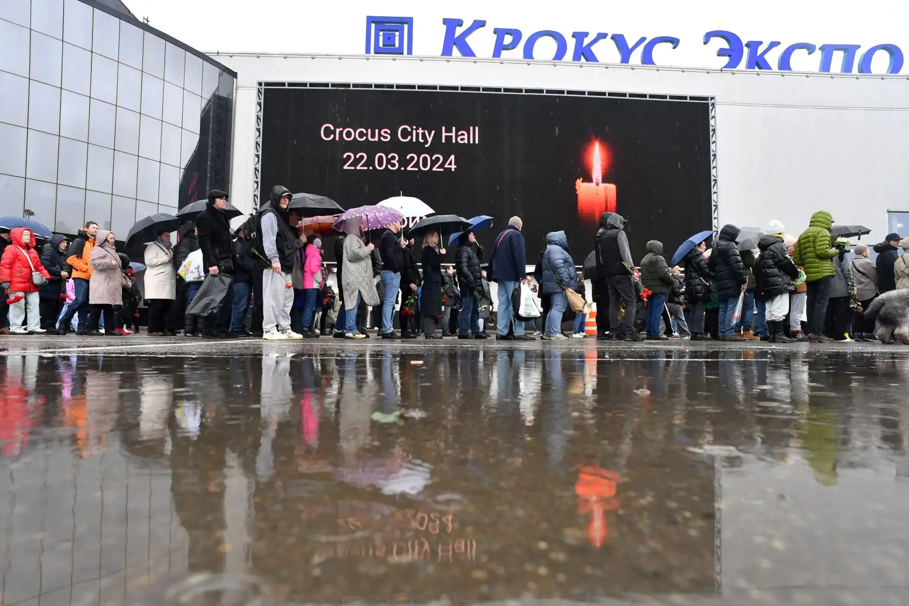 Dolientes hacen cola para depositar flores en un monumento improvisado frente al Ayuntamiento de Crocus en Krasnogorsk el 24 de marzo de 2024, mientras Rusia celebra un día nacional de luto después de una masacre que mató a más de 130 personas. Foto: AFP
