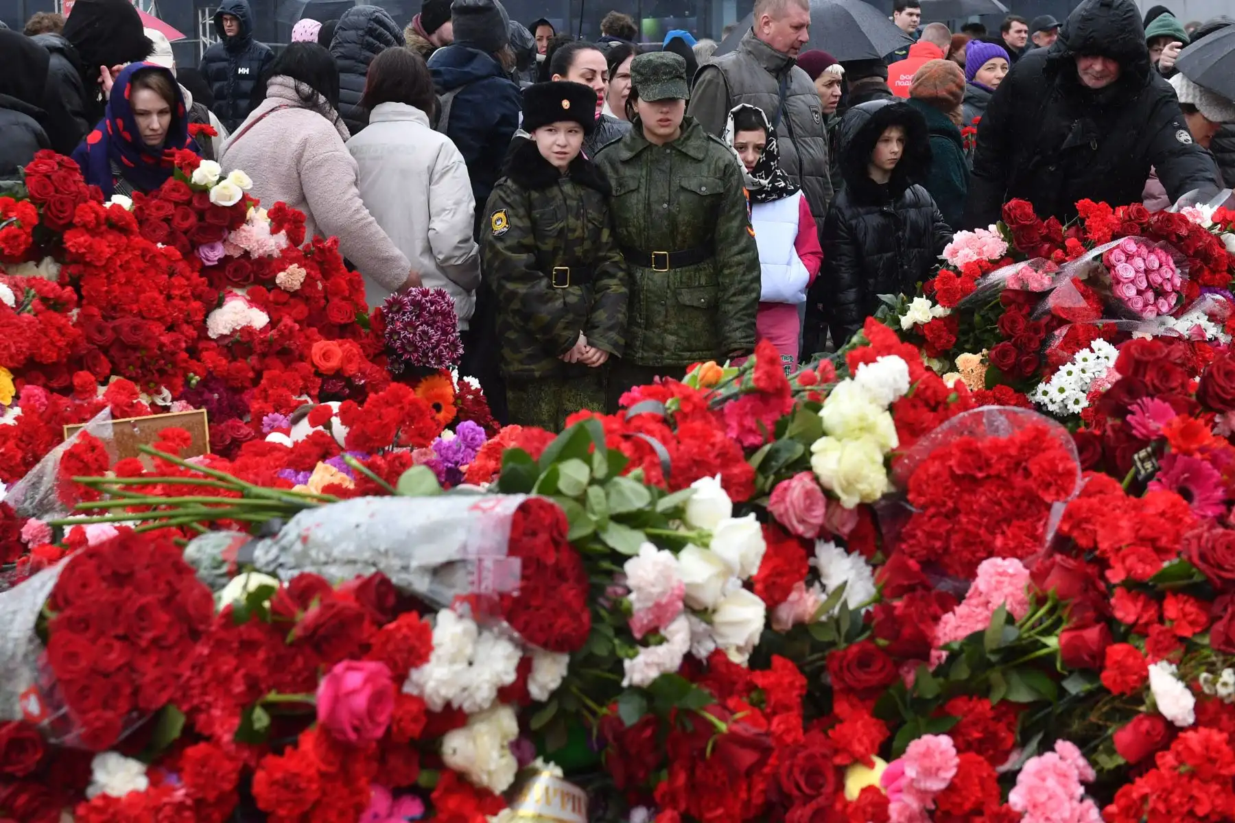 La gente deposita flores en un monumento improvisado frente al Ayuntamiento de Crocus en Krasnogorsk el 24 de marzo de 2024, mientras Rusia declara un día nacional de luto después de una masacre que mató a más de 130 personas. Foto: AFP