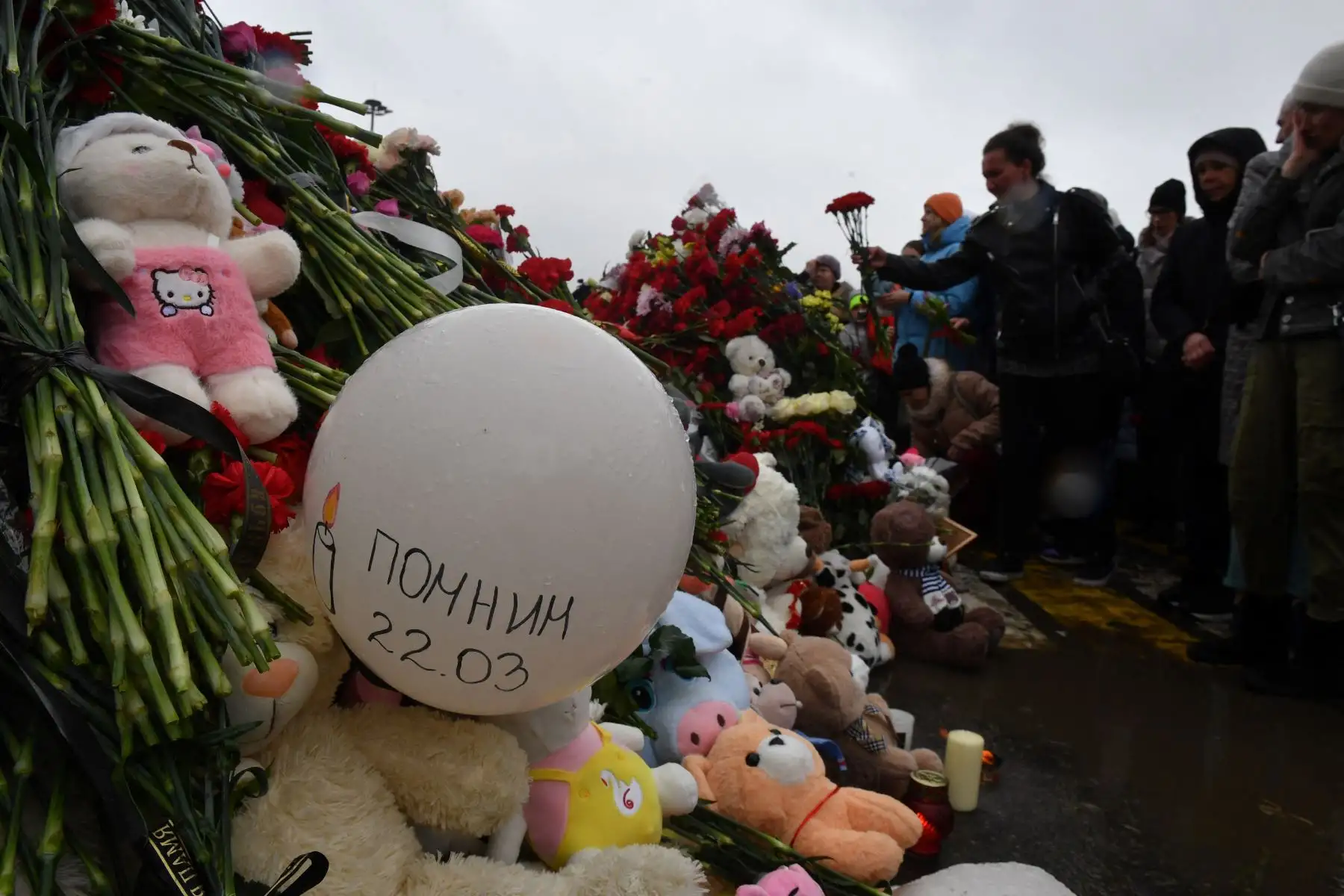 People lay flowers and dolls at a makeshift memorial in front of the Crocus City Hall in Krasnogorsk on March 24, 2024, as Russia observes a national day of mourning after a massacre that killed more than 130 people. Foto: AFP