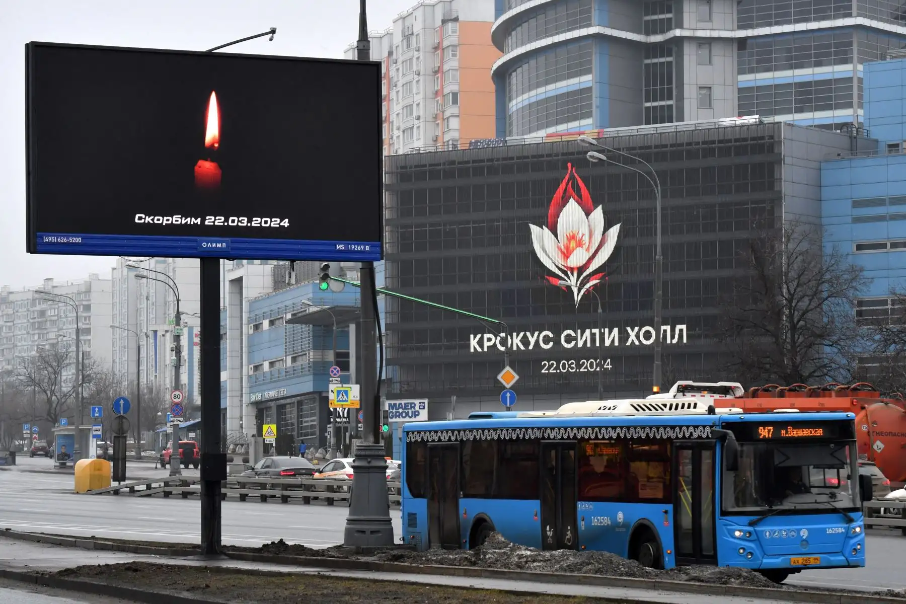 Un autobús pasa junto a una pantalla publicitaria que muestra la imagen de una vela encendida y el lema "(Nosotros) lloramos el 22.03.2024" en Moscú el 24 de marzo de 2024, mientras Rusia celebra un día nacional de luto después de una masacre en el Ayuntamiento de Crocus. que mató a más de 130 personas. Foto: AFP