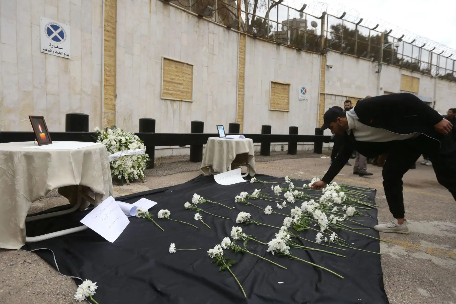 A Syrian student places a flower at a makeshift memorial in front of the Russian embassy in Damascus on March 24, 2024, to express solidarity with the victims of the Crocus City Hall attack in Moscow. Foto: AFP