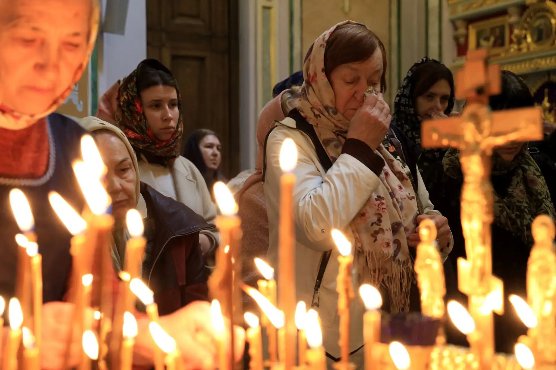 La gente asiste a un servicio conmemorativo en la Catedral Alexander Nevsky en Simferopol, Crimea, el 24 de marzo de 2024, mientras Rusia observa un día nacional de luto después de una masacre en el Ayuntamiento de Crocus que mató a más de 130 personas, el ataque más mortífero en Europa a han sido reclamados por el grupo Estado Islámico (EI). Foto: AFP